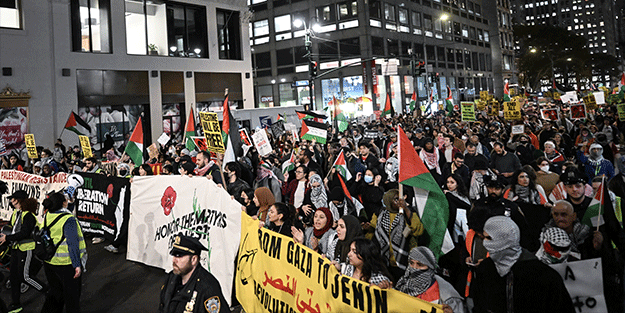 New York'ta binlerce kişi, İsrail'in Gazze'ye saldırılarını protesto etti