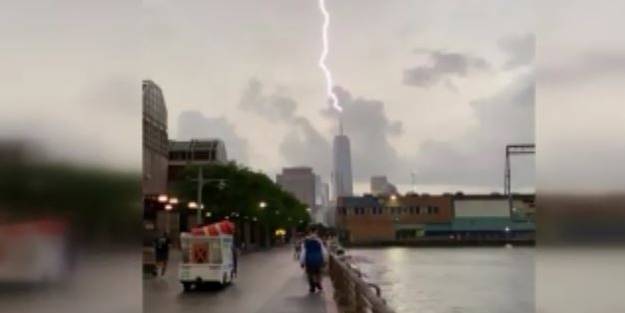 New York’ta düşen yıldırım anbean kaydedildi!