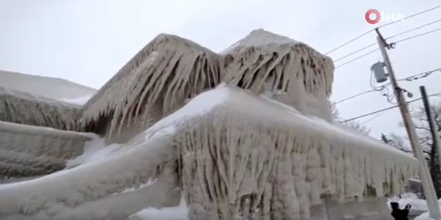 New York'ta kar fırtınası! Bir restoran buz tuttu