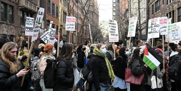 New York’ta o nokta: yüzlerce kişi Filistin için eylem yapanlarla doldu taştı!