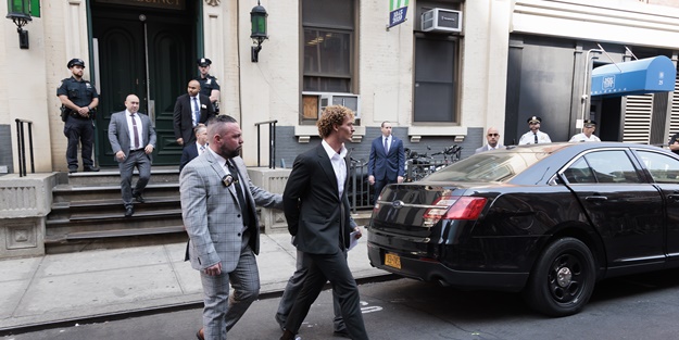 New York’ta siyahi evsiz adamı boğarak öldürmüştü! Karar verildi