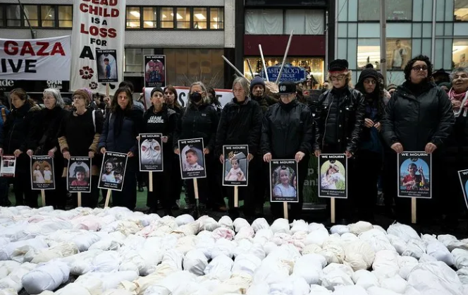 New York'ta Yahudi asıllı Amerikalılar Gazze'de öldürülen çocuklar için yürüdü