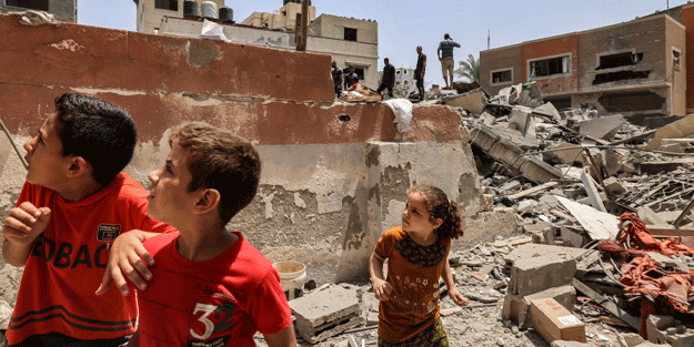 New York'ta yüzlerce kişi ellerinde kefenli bebek maketleriyle Gazze için yürüdü