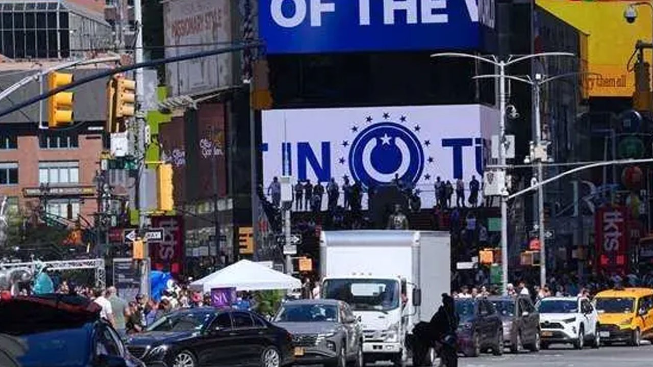 New York'un Times Meydanı'ndaki dijital panolarda Türkiye'ye yatırım mesajı yayımlandı