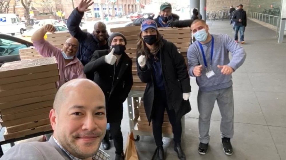 New York’un Türk pizzacısı Hakkı Akdeniz, evsizlere ve Türk öğrencilere pizza ve maske dağıttı 