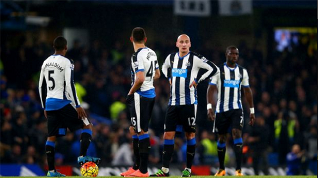 Newcastle ve Norwich küme düştü