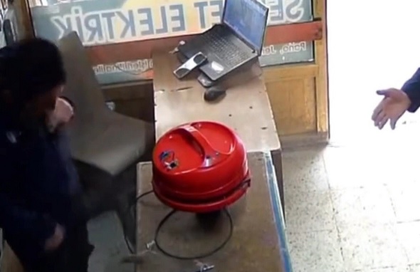 Neye uğradığını şaşırdı! Bakın çalışmayan elektrikli süpürgenin içinden ne çıktı!