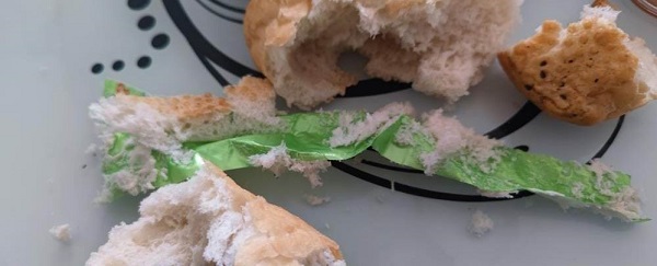 Neye uğradığını şaşırdı! Bakın ekmeğin içinden ne çıktı