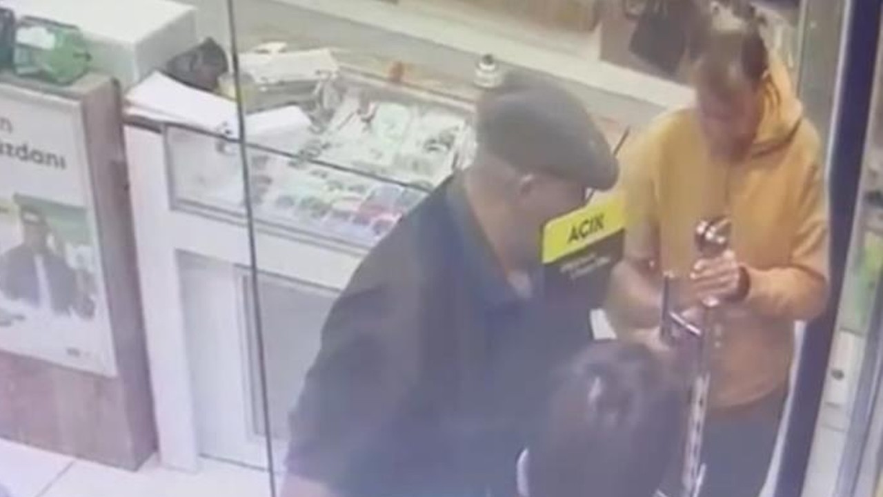 Neye uğradığını şaşırdı! Tamir etmeye çalıştığı kapı tuzla buz oldu