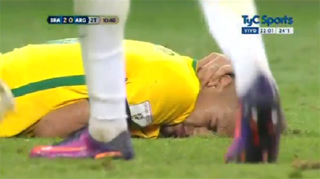 Neymar'ın boynu kırılıyordu