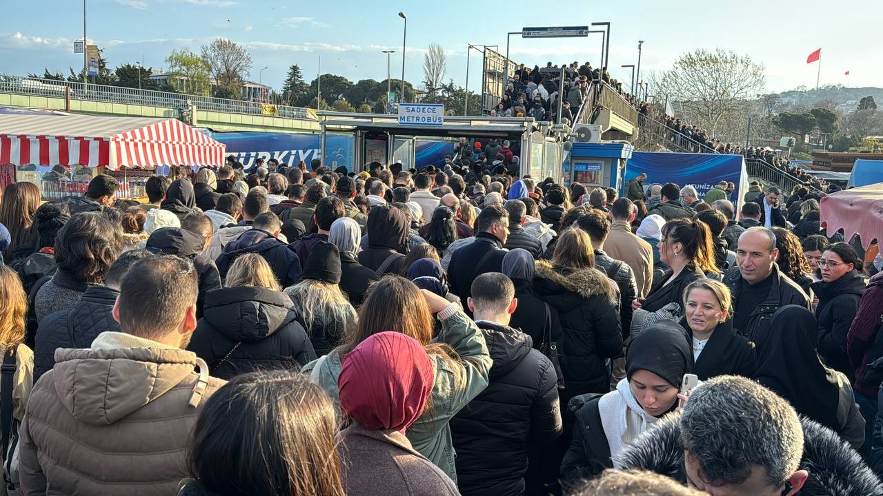 Neyse ki seçime günler kaldı... Altunizade'de metrobüs yoğunluğu