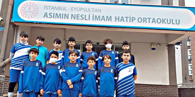 Neyse ki yanlıştan dönüldü!.. İHL öğrencileri maçı değil, Cuma Namazı'nı tercih etti