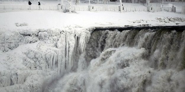 Niagara Şelalesi dondu