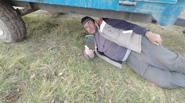 Niçin korktuğunu açıkladı! Dronu gören Mehmet Amca traktörün altına saklandı