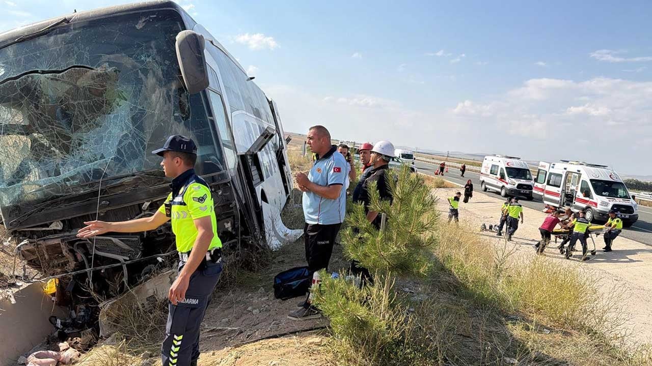 Yolcu otobüsü kaza yaptı:19 kişi yaralandı