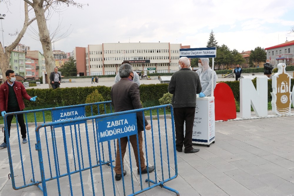 Niğde Belediyesi günlük 8 bin adet maske dağıtıyor 