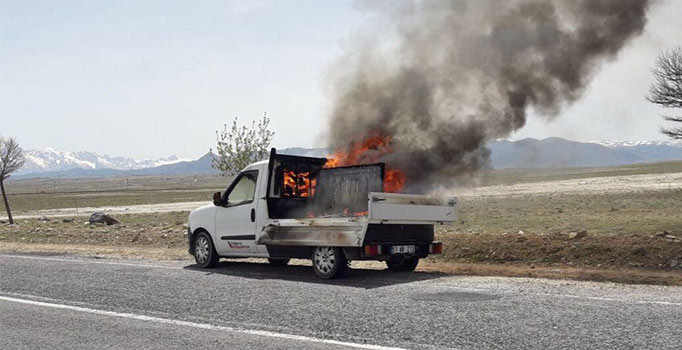 Niğde-Çamardı yolunda seyir halindeki araç alev aldı