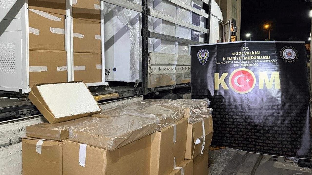 Niğde emniyeti kaçakçılara geçit vermiyor: 1 milyon 900 bin makaron ele geçirildi