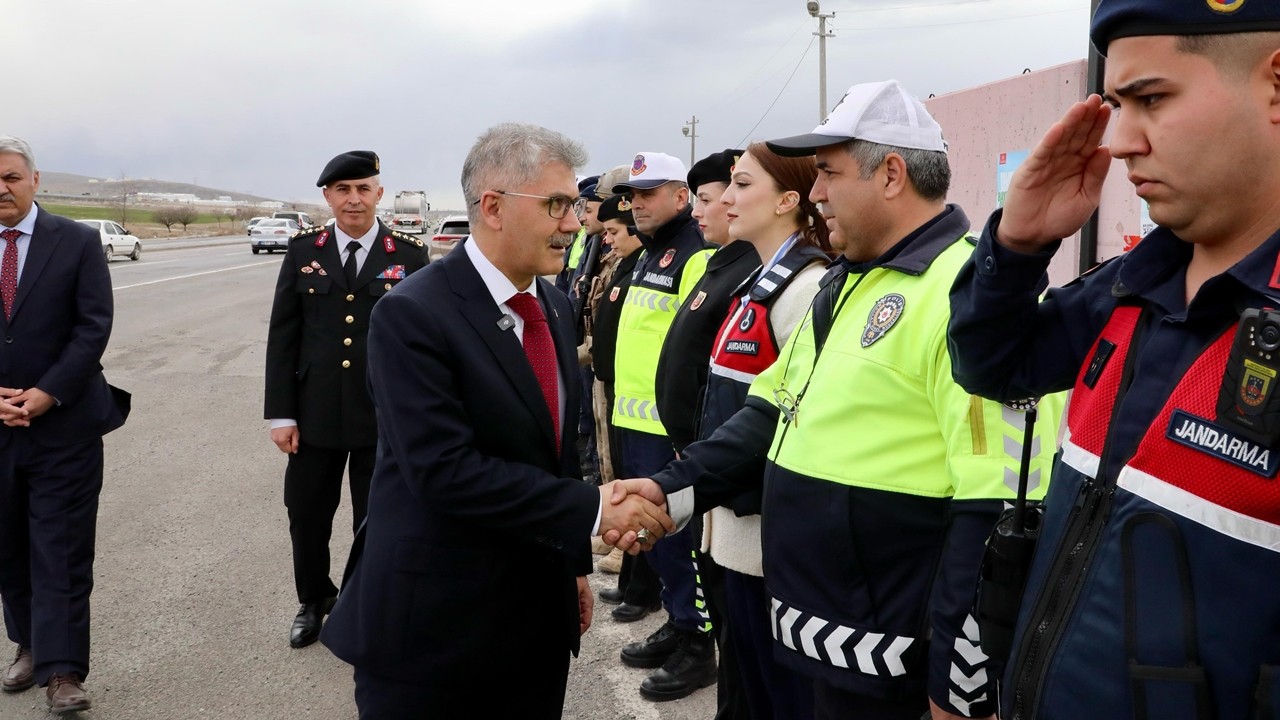Niğde Valisi Cahit Çelik, denetim noktalarında vatandaşlarla bayramlaştı