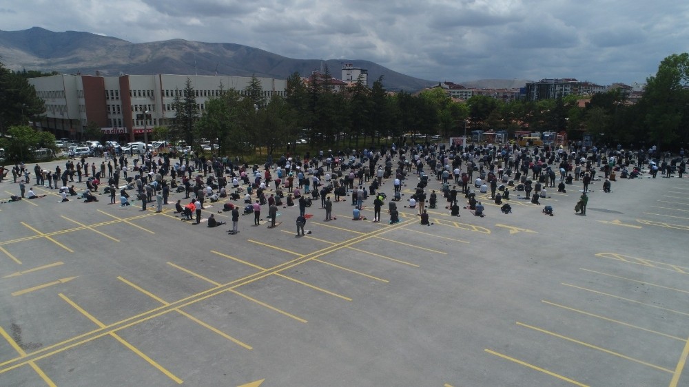 Niğde’de 17 noktada Cuma namazı kılındı 