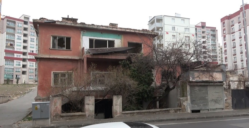 Niğde’de 2 katlı ev yandı 