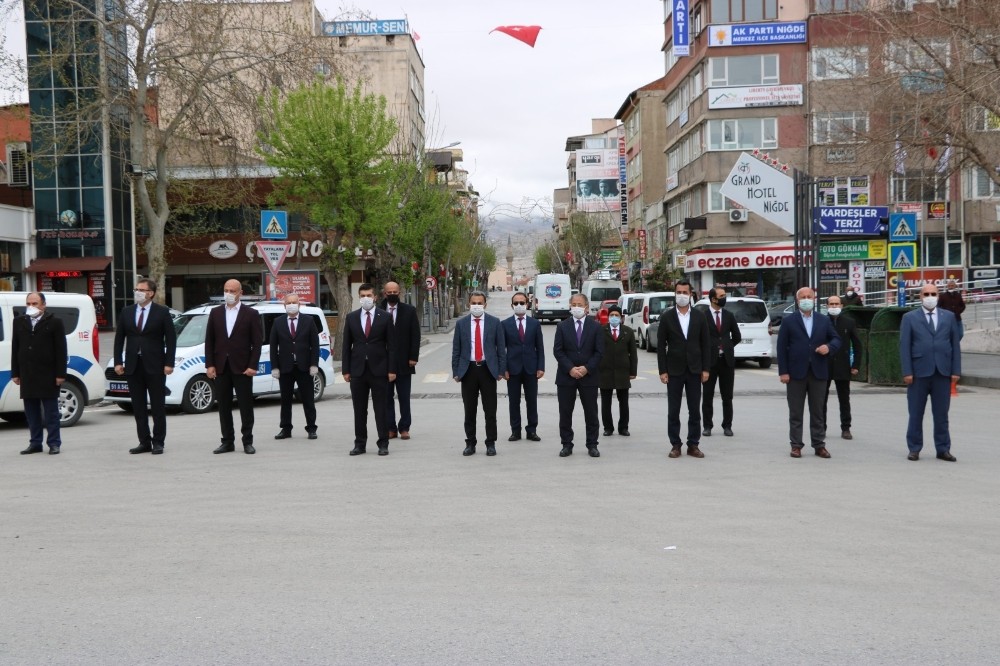 Niğde’de 23 Nisan kutlamaları çerçevesinde Atatürk Anıtına çelenk sunuldu 