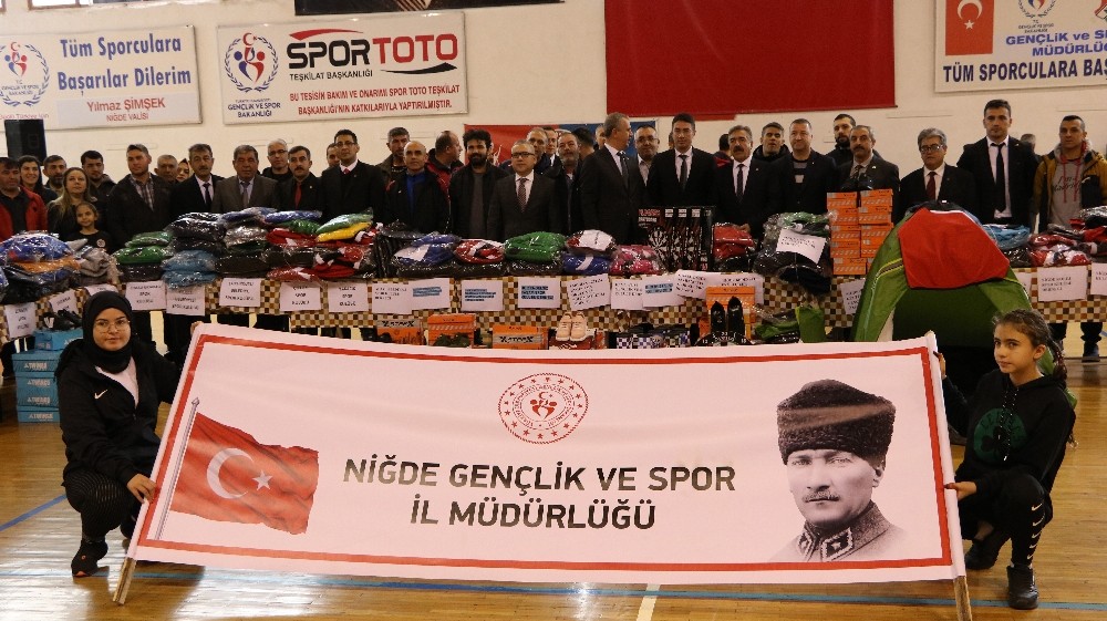 Niğde’de 43 kulübe spor malzemesi verildi 