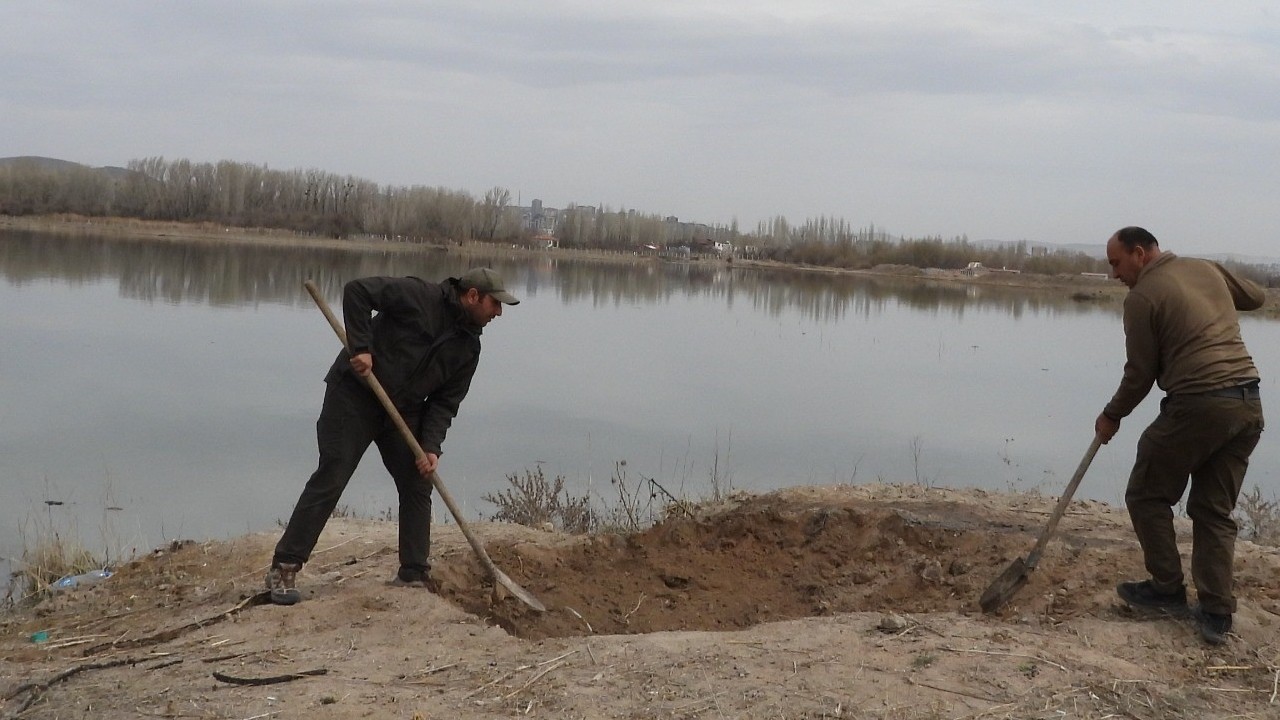 Niğde'de Akkaya Barajı'ndaki kaçak avcı kulübeleri yıkıldı