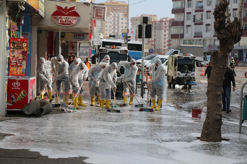 Niğde’de cadde ve kaldırımlar dezenfekte ediliyor 