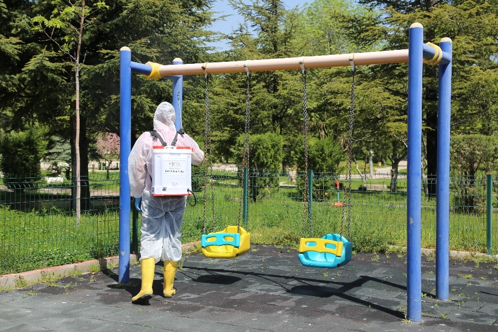 Niğde’de çocuk parklarda, belediye de dezenfekte görevinde 