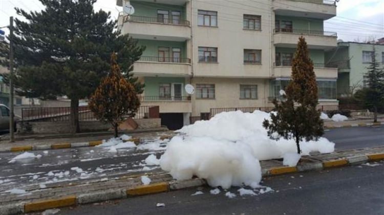 Niğde'de esrarengiz köpük! Izgaralardan taştı