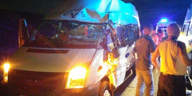 Niğde'de feci kaza: 20 kişi ölümden döndü