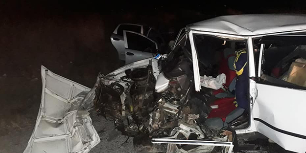 Niğde'de feci kaza! Araçlar perte çıktı