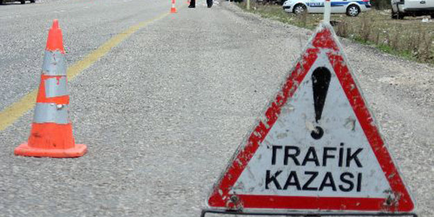 Niğde'de işçileri taşıyan minibüs devrildi: 13 yaralı