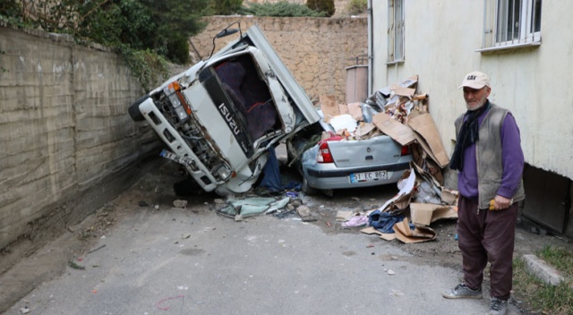 Niğde'de kamyonet otomobilin üzerine düştü