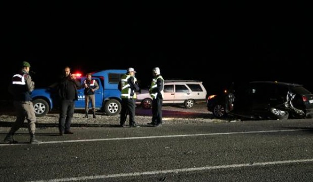 Niğde'de kazazedelere otomobil çarptı: 2 ölü, 2 yaralı