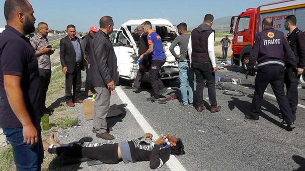 Niğde'de korkunç kaza! Yola saçıldılar