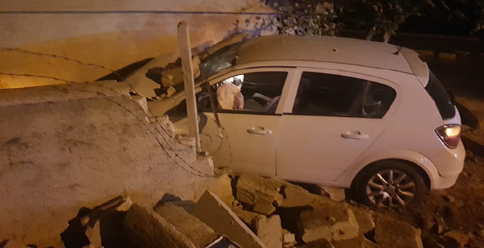 Niğde’de otomobil bahçe duvarına çarparak durabildi