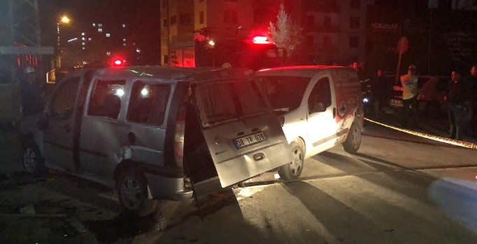 Niğde'de otomobiller çarpıştı: 4’ü çocuk 8 yaralı
