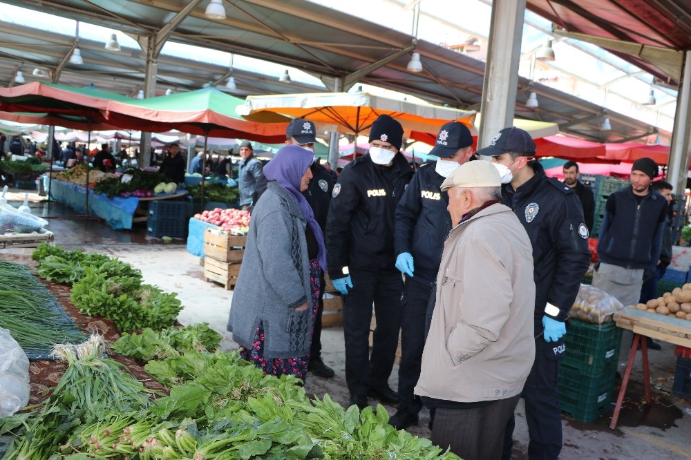 Niğde’de polisler yaşlıları evine bırakıyor 