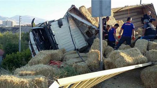 Niğde’de saman yüklü kamyonda ölüm