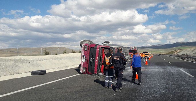 Niğde’de süt kamyonu devrildi: 1 yaralı