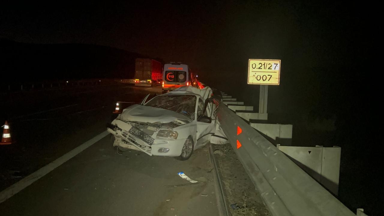 Niğde'de tır, emniyet şeridinde bekleyen otomobile çarptı: 3 ölü