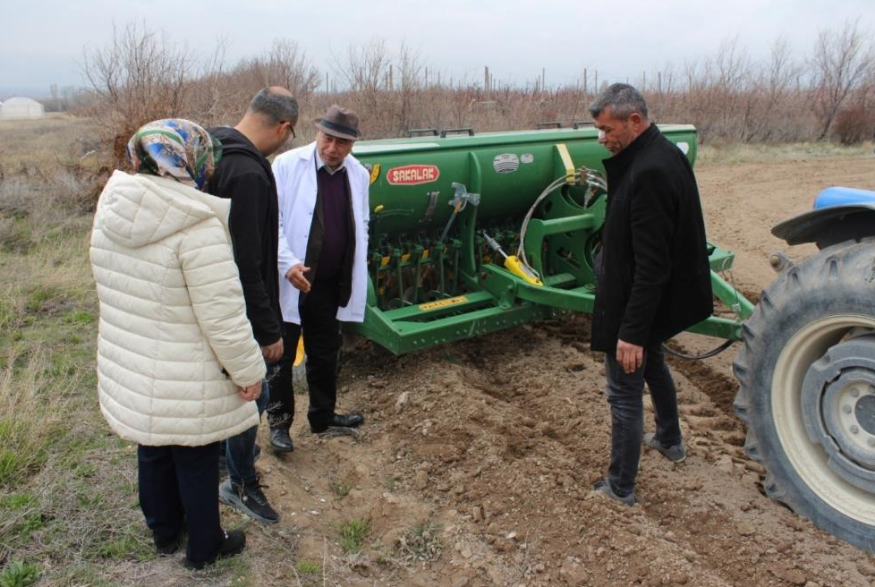 Niğde'de toprak kadın eliyle bereketleniyor: Çörek otu ekimi tamamlandı