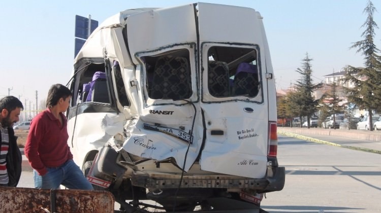 Niğde’de tren minibüse çarptı: 6’sı engelli 14 yaralı