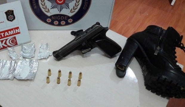 Niğde'de uyuşturucuyu ayakkabı topuğuna saklamışlar