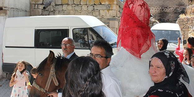 Damadı çatıya çıkaran gelenek