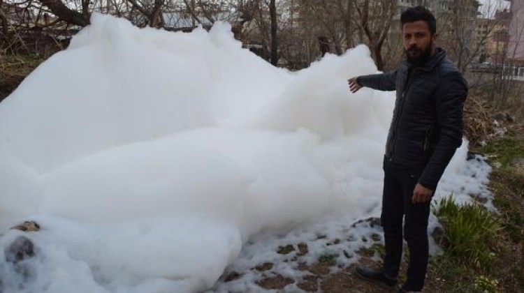 Niğde'de yine sokakları sardı! Vatandaşları korkutan köpük