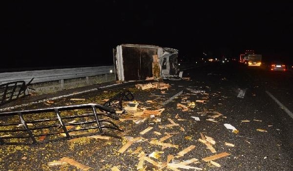 Niğde'de yolcu otobüsü devrilen kamyonete çarptı: 4 yaralı