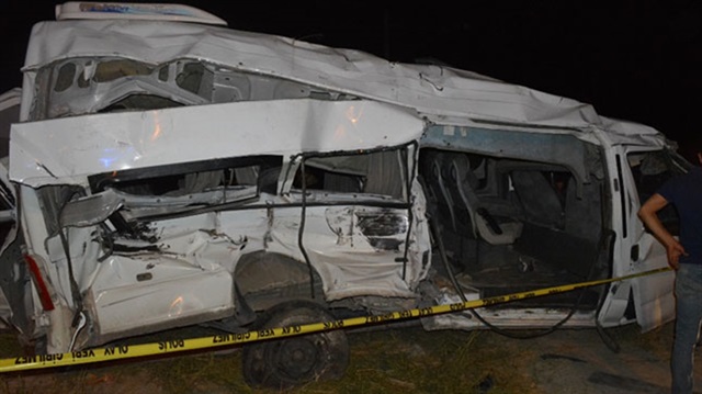 Niğde'de yük treni ile minibüs çarpıştı: 3 ölü 13 yaralı